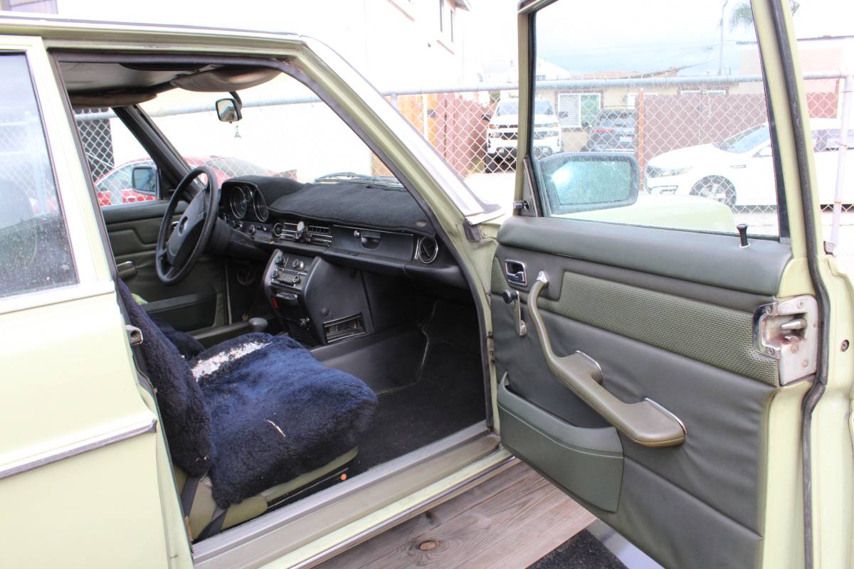 Mercedes-benz-240d-diesel-1976-2