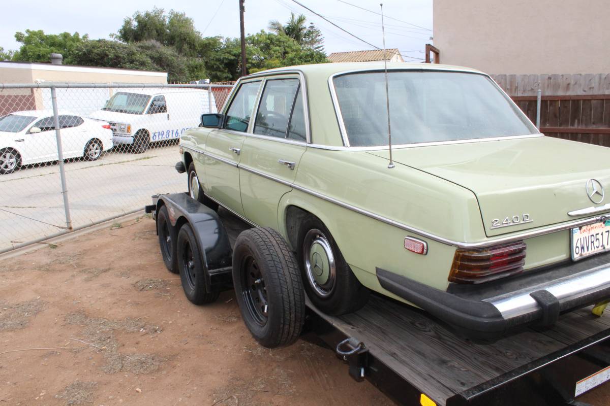 Mercedes-benz-240d-diesel-1976-9