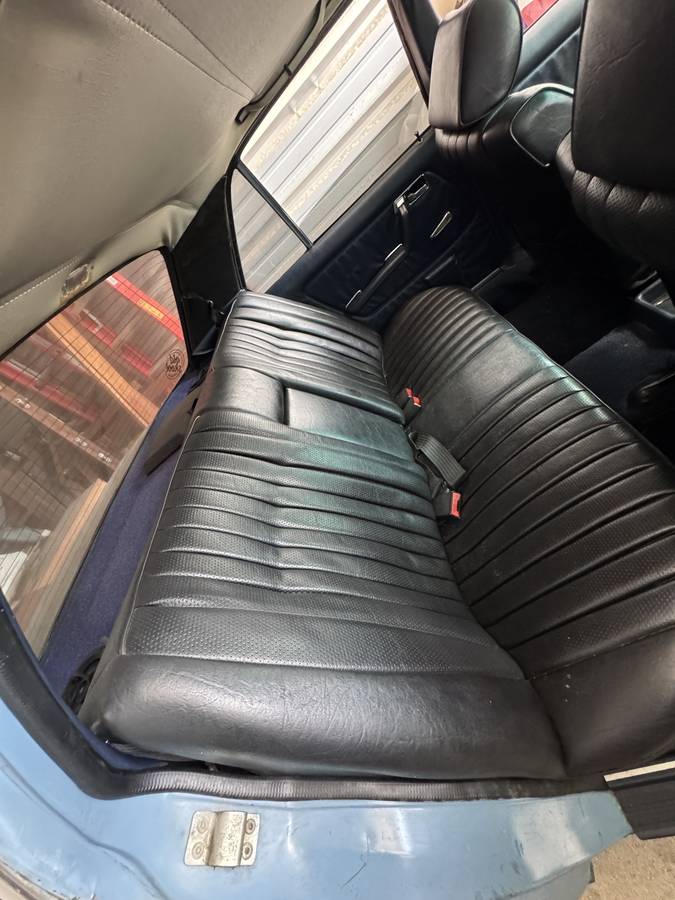 Mercedes-benz-240d-diesel-1982-blue-2