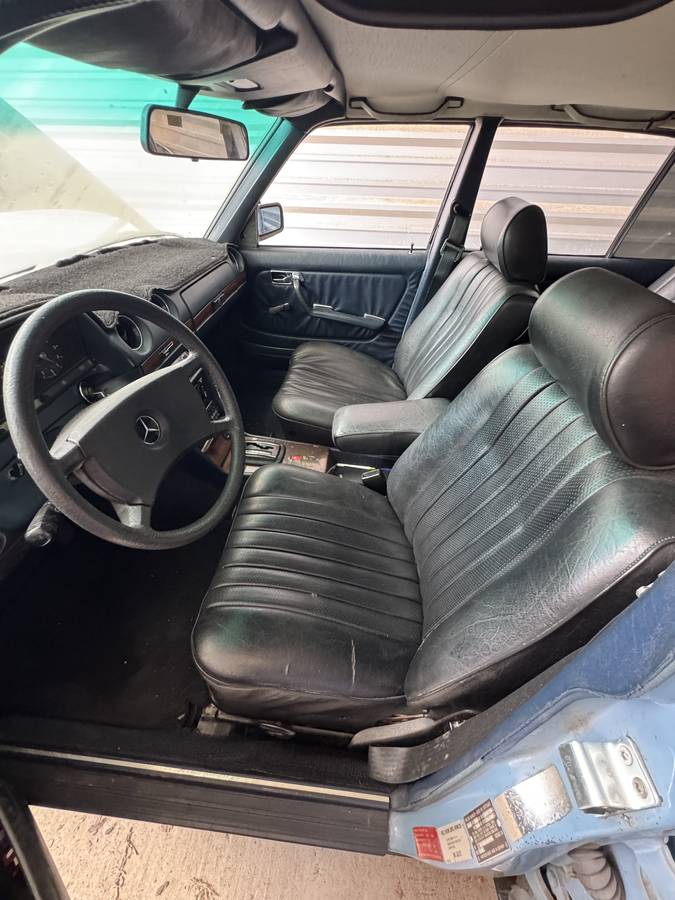 Mercedes-benz-240d-diesel-1982-blue-3