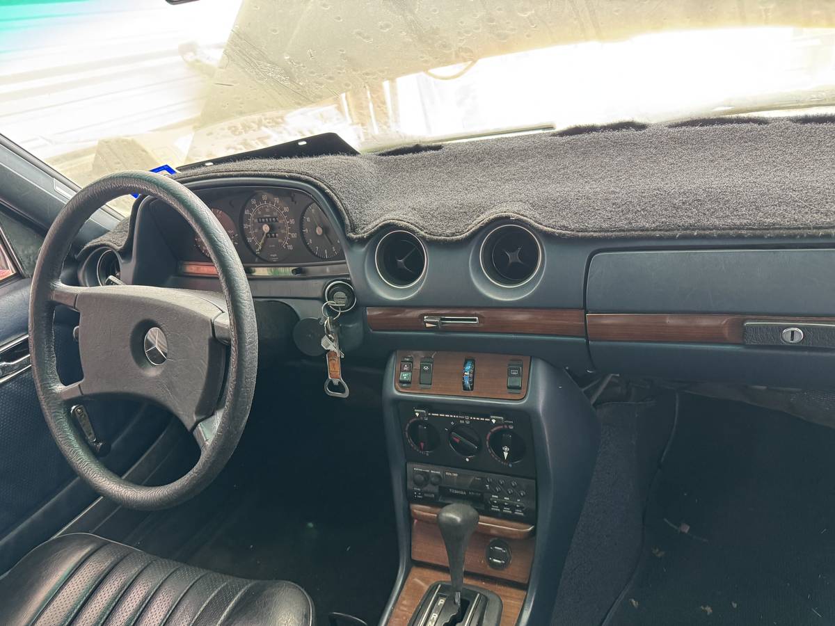 Mercedes-benz-240d-diesel-1982-blue-4