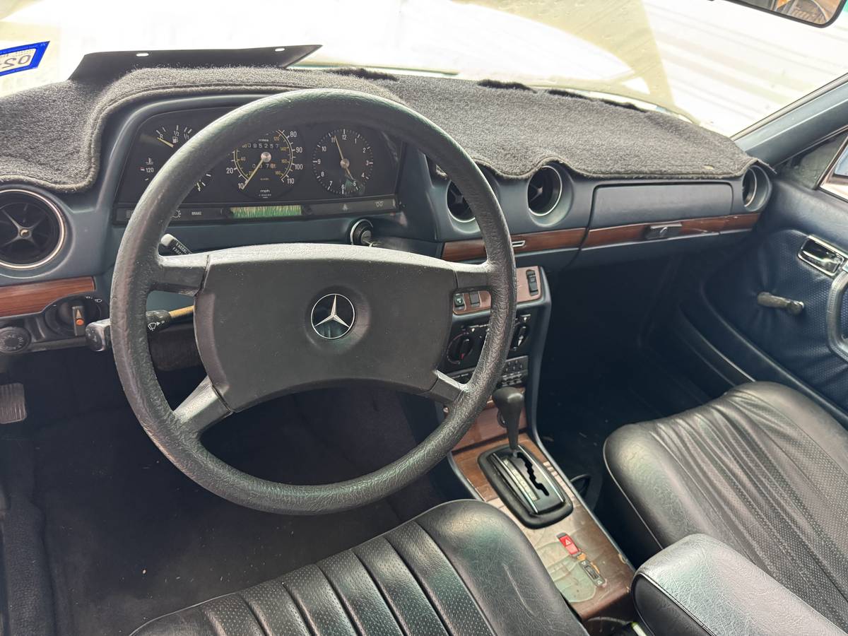 Mercedes-benz-240d-diesel-1982-blue-5