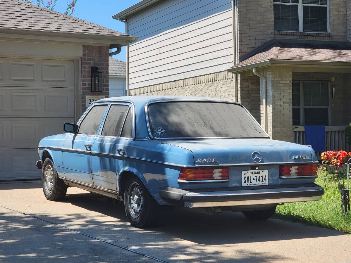 Mercedes-benz-240d-diesel-1982-blue