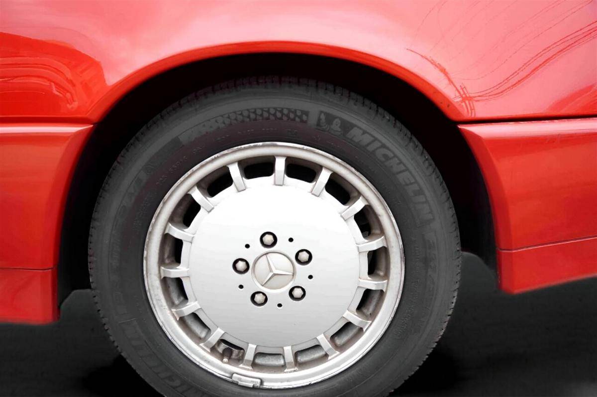 Mercedes-benz-300-1991-red-10