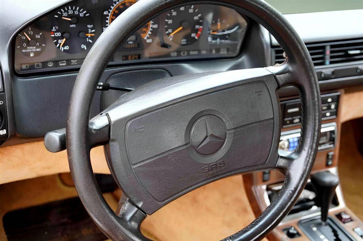 Mercedes-benz-300-1991-red-15