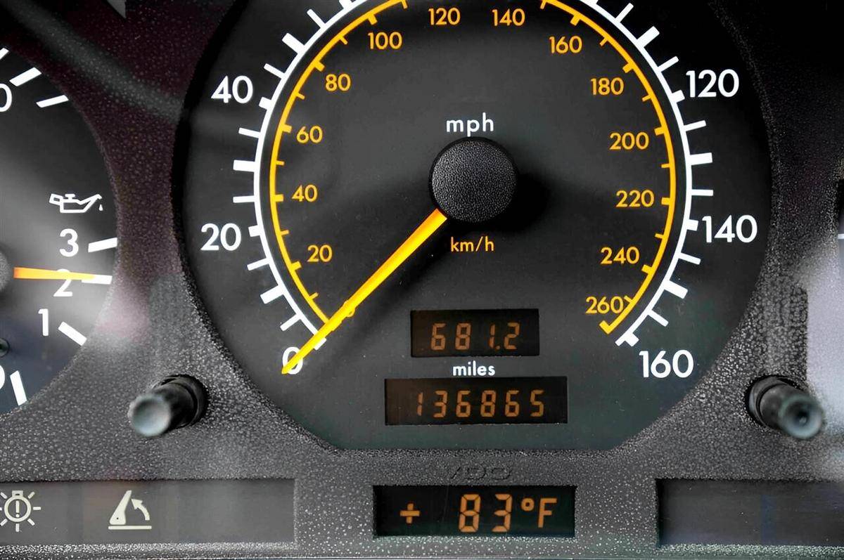 Mercedes-benz-300-1991-red-16