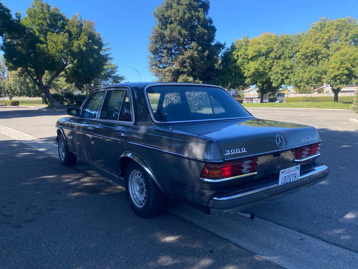 Mercedes-benz-300-300dt-diesel-1983-grey-3