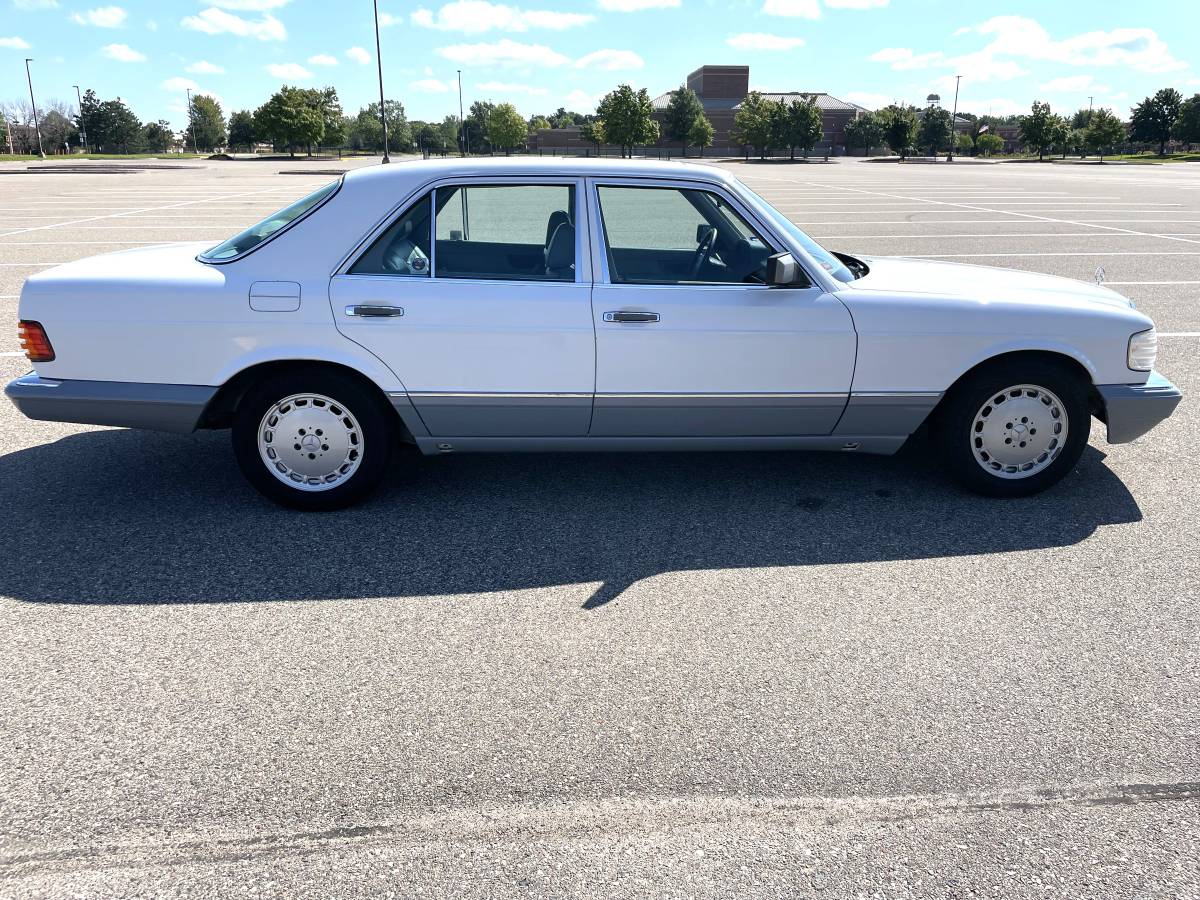 Mercedes-benz-300-se-1990-white-1