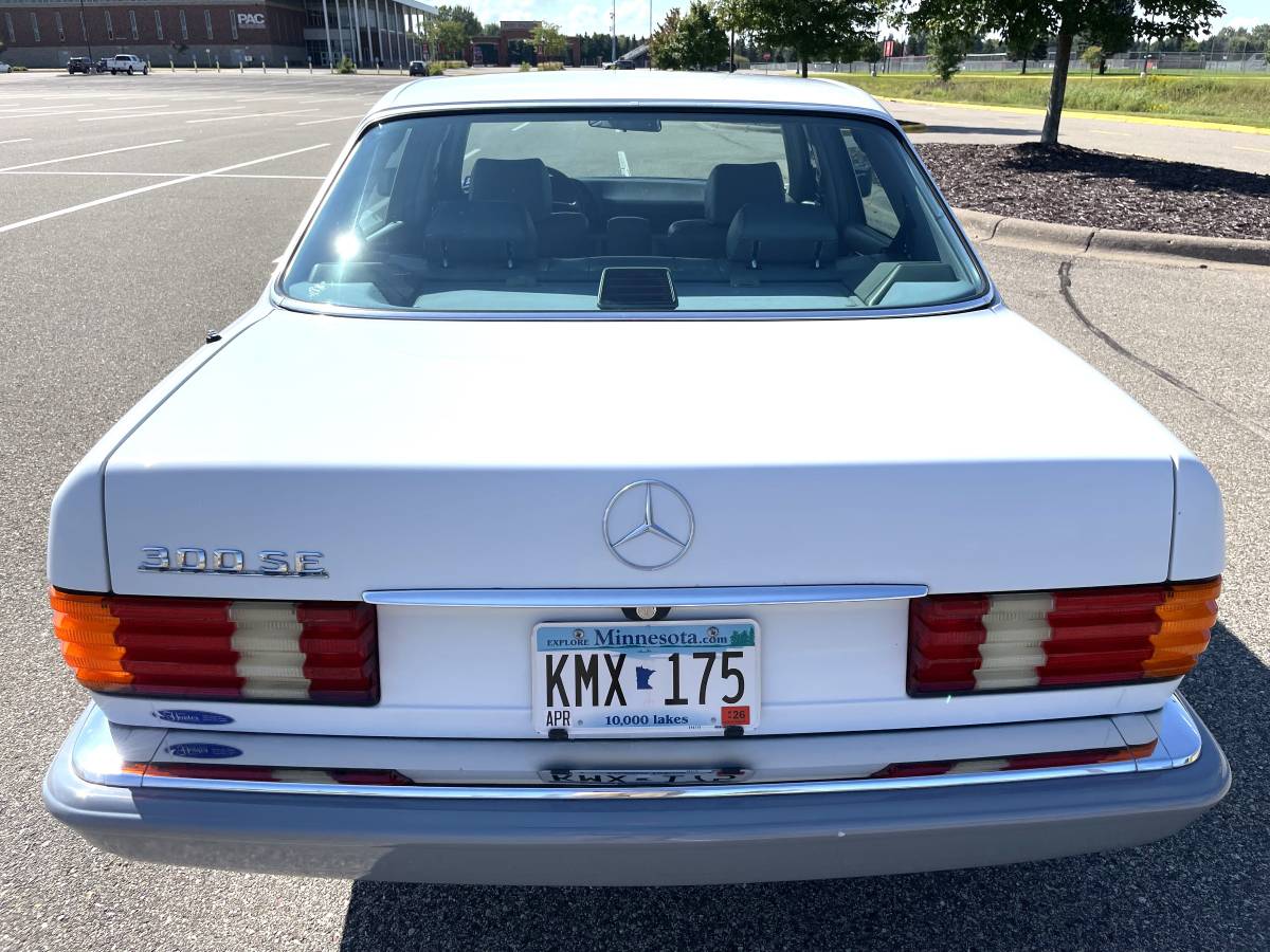 Mercedes-benz-300-se-1990-white-3