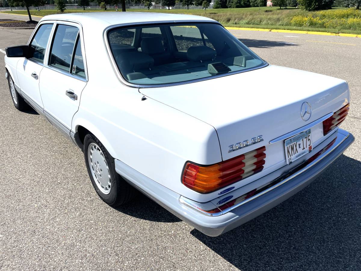 Mercedes-benz-300-se-1990-white-4