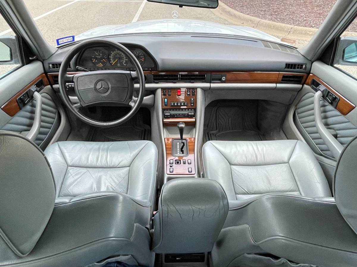 Mercedes-benz-300-se-1990-white-6