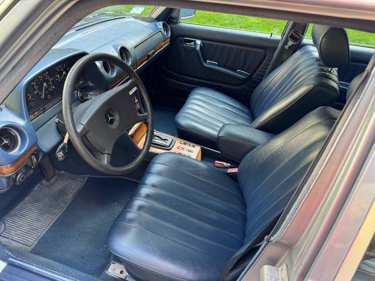 Mercedes-benz-300d-diesel-1982-blue-1