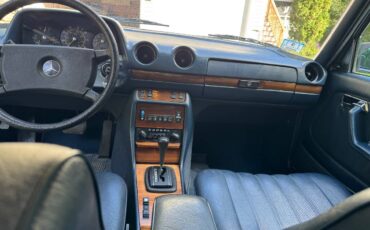 Mercedes-benz-300d-diesel-1982-blue-2