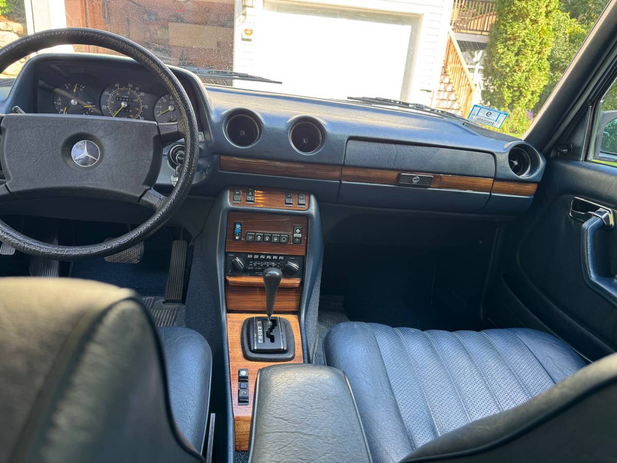 Mercedes-benz-300d-diesel-1982-blue-2