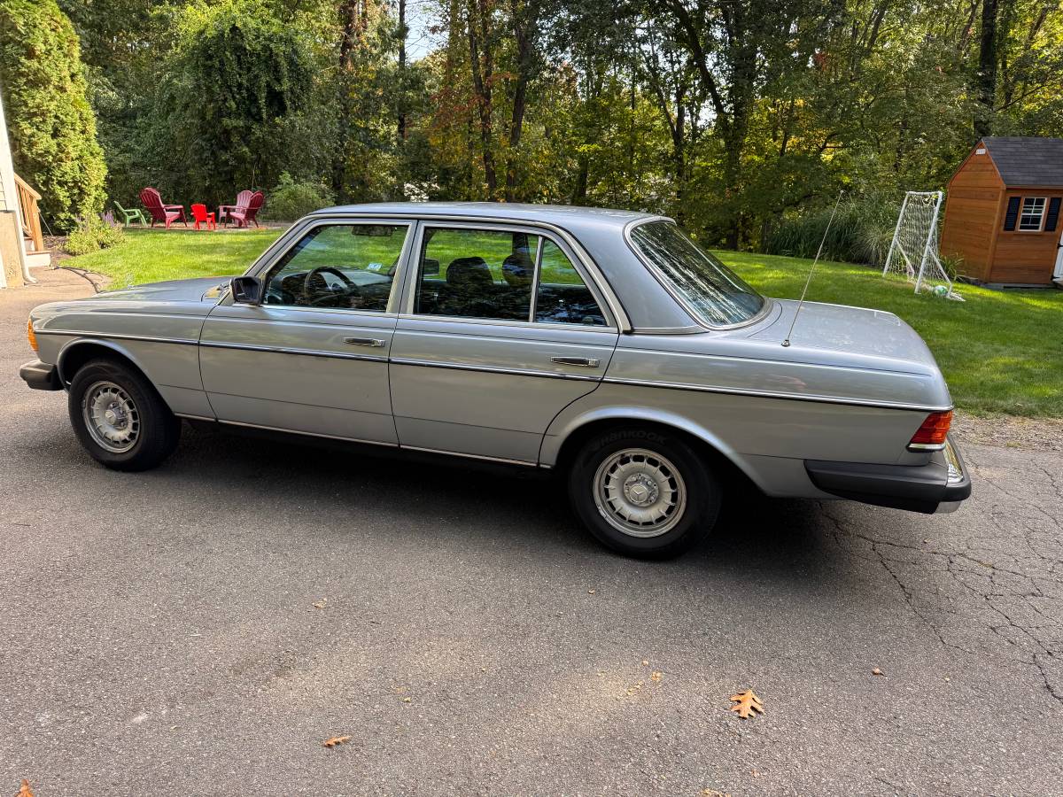 Mercedes-benz-300d-diesel-1982-blue-4