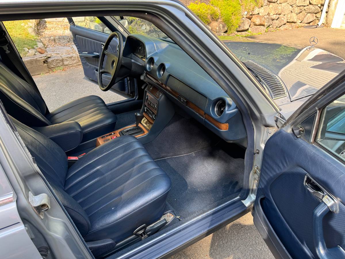 Mercedes-benz-300d-diesel-1982-blue-7