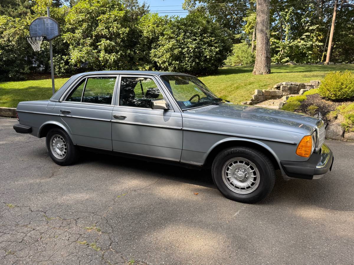 Mercedes-benz-300d-diesel-1982-blue