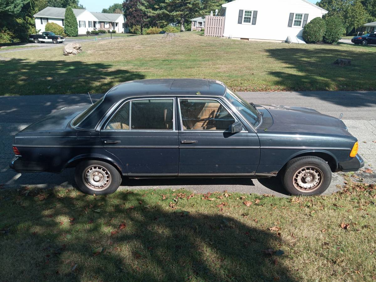 Mercedes-benz-300d-turbo-diesel-1983-blue-3