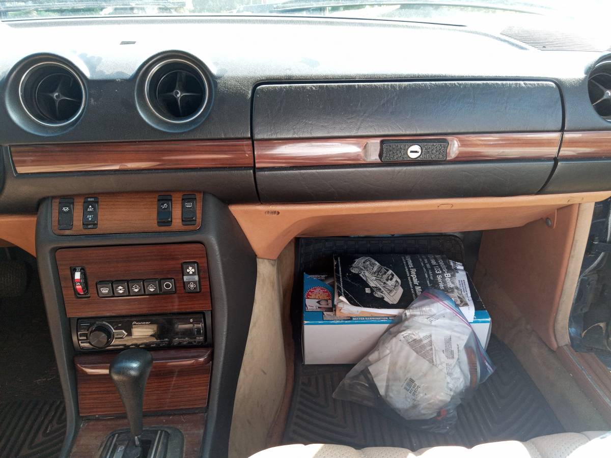 Mercedes-benz-300d-turbo-diesel-1983-blue-9