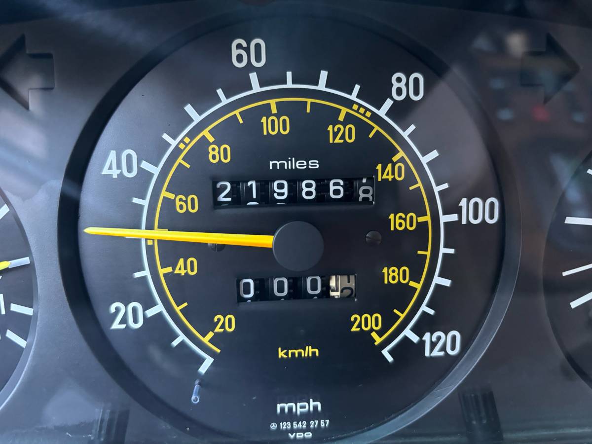 Mercedes-benz-300d-turbo-diesel-1985-grey-6