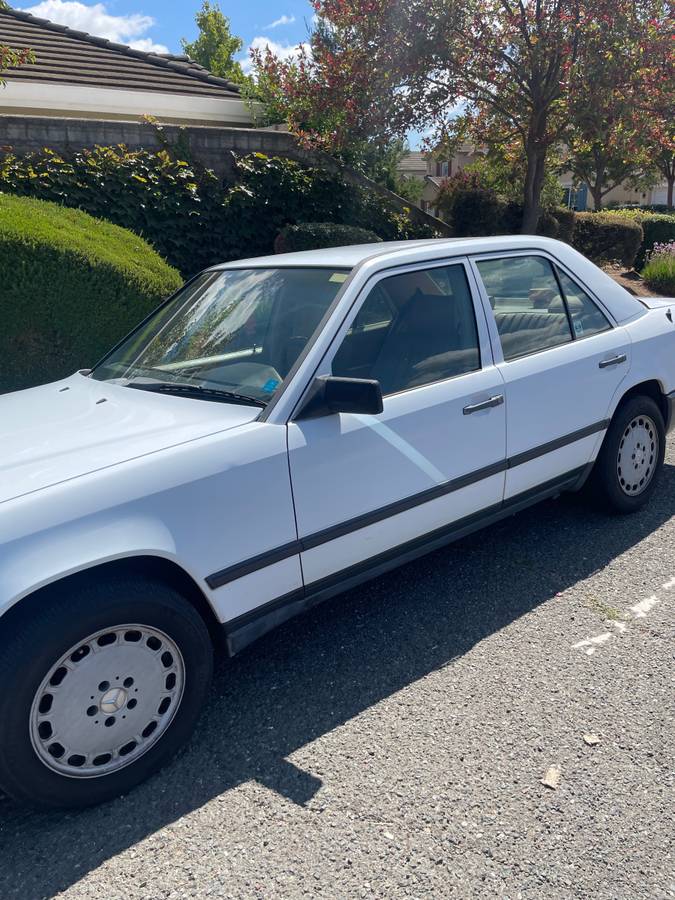 Mercedes-benz-300d-turbo-diesel-1987-white-1