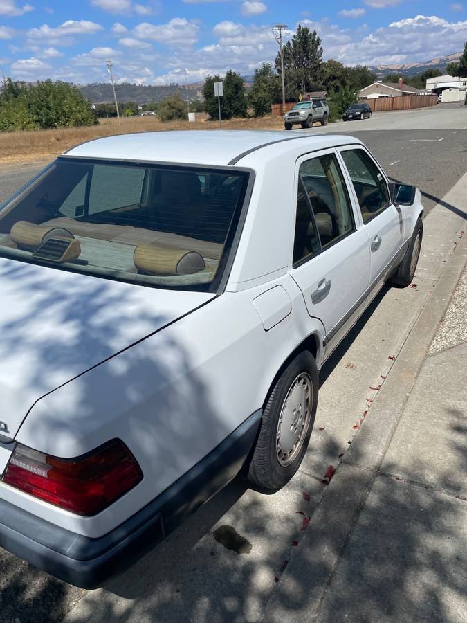 Mercedes-benz-300d-turbo-diesel-1987-white-4