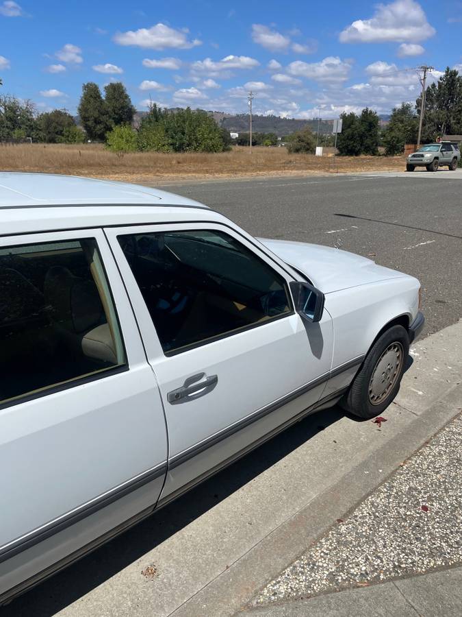 Mercedes-benz-300d-turbo-diesel-1987-white-5