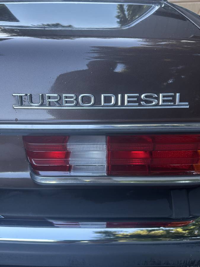 Mercedes-benz-300d-turbodiesel-1982-brown-9