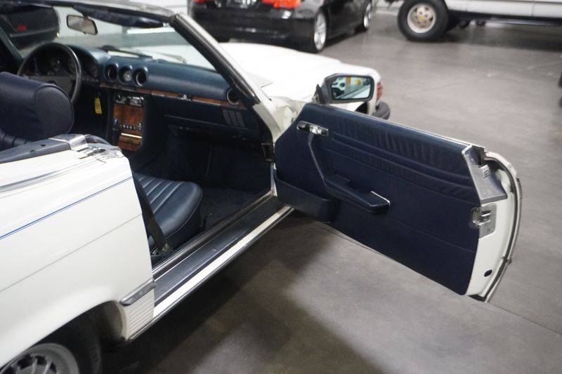 Mercedes-benz-380-class-1985-white-21