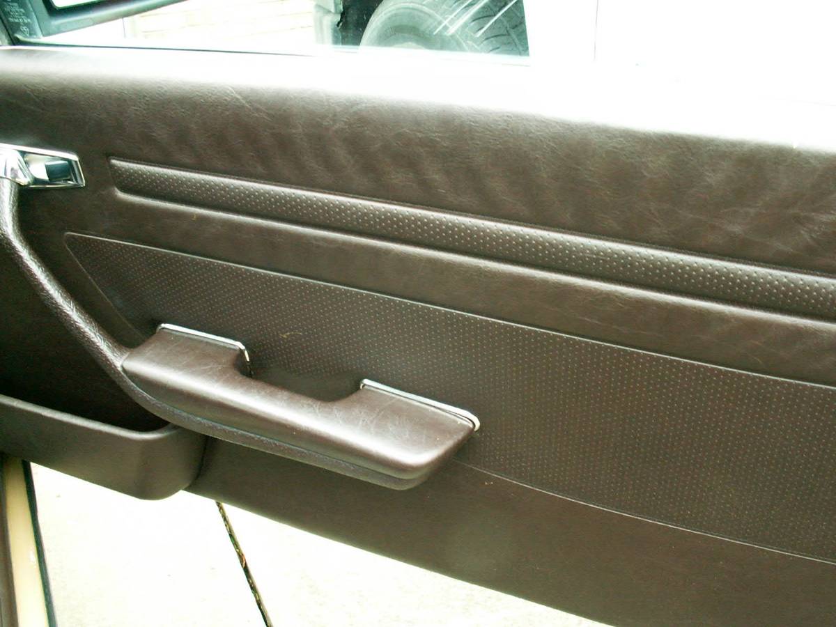Mercedes-benz-380sl-conertible-1983-11
