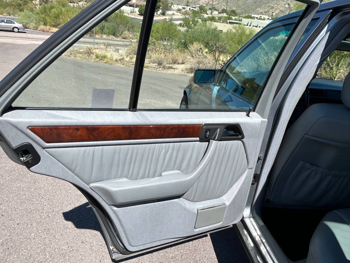 Mercedes-benz-400e-1992-grey-11