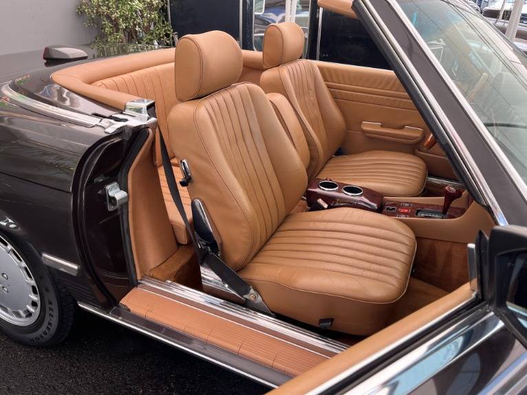 Mercedes-benz-560-class-1987-4
