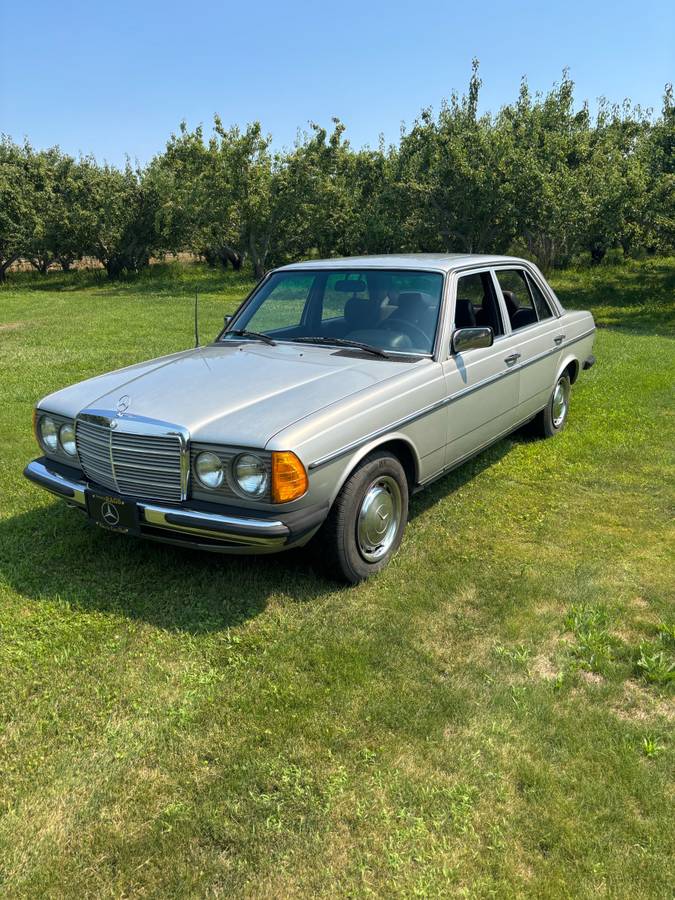 Mercedes-benz-c-300-sedan-diesel-1983-silver-1