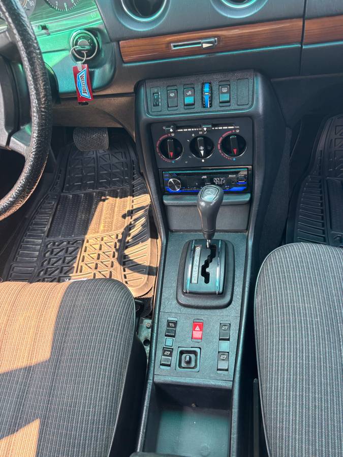 Mercedes-benz-c-300-sedan-diesel-1983-silver-11