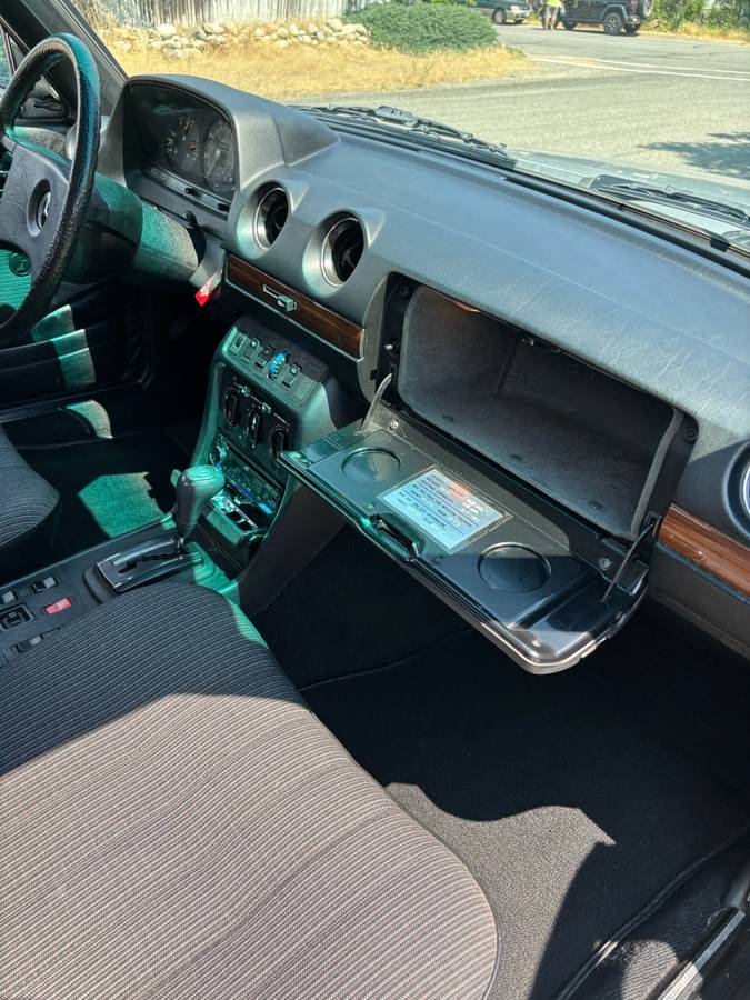 Mercedes-benz-c-300-sedan-diesel-1983-silver-12