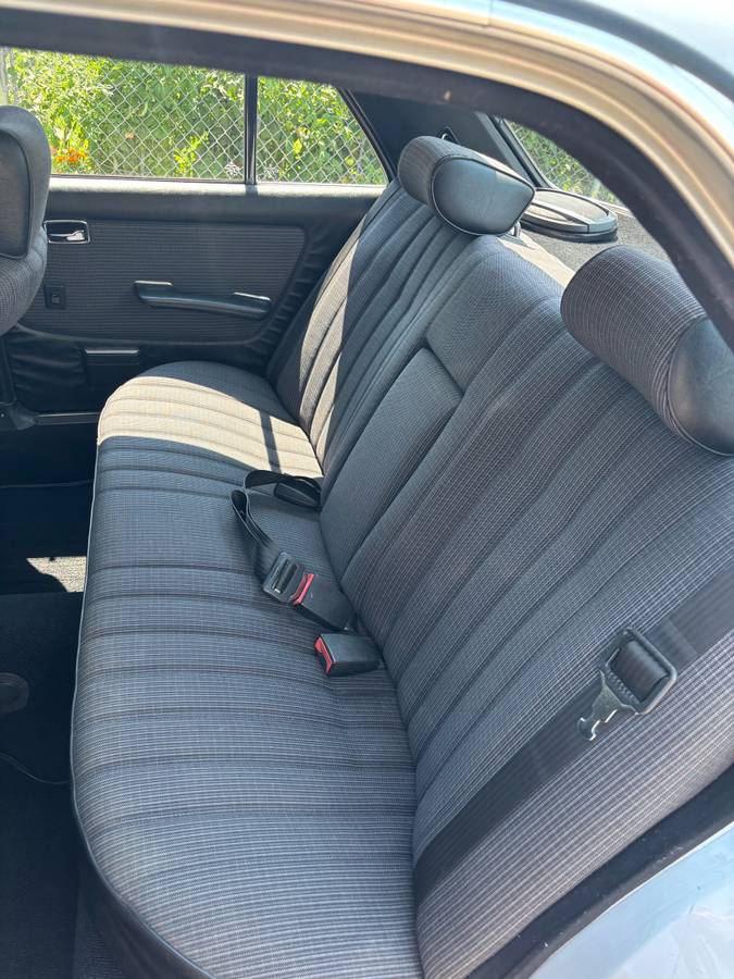 Mercedes-benz-c-300-sedan-diesel-1983-silver-13
