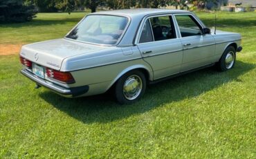 Mercedes-benz-c-300-sedan-diesel-1983-silver-3