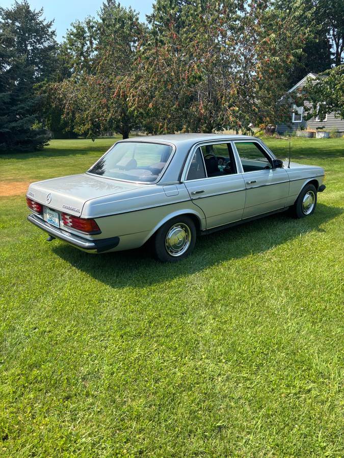 Mercedes-benz-c-300-sedan-diesel-1983-silver-3