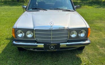 Mercedes-benz-c-300-sedan-diesel-1983-silver
