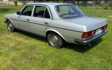 Mercedes-benz-c-300-sedan-diesel-1983-silver-4