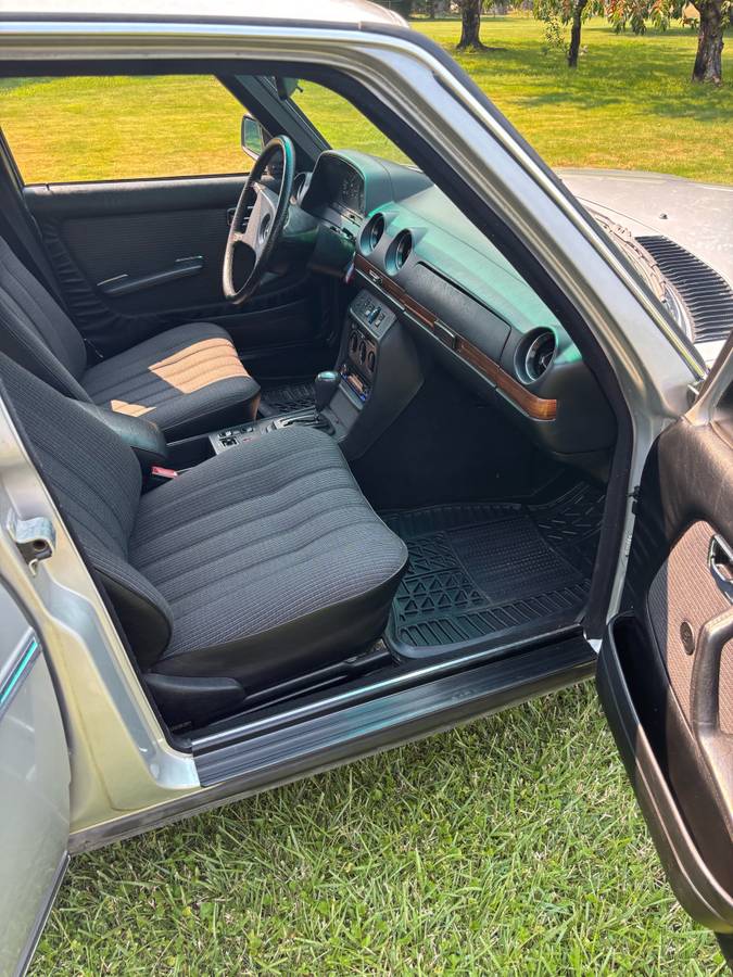 Mercedes-benz-c-300-sedan-diesel-1983-silver-6