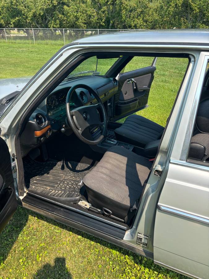 Mercedes-benz-c-300-sedan-diesel-1983-silver-8