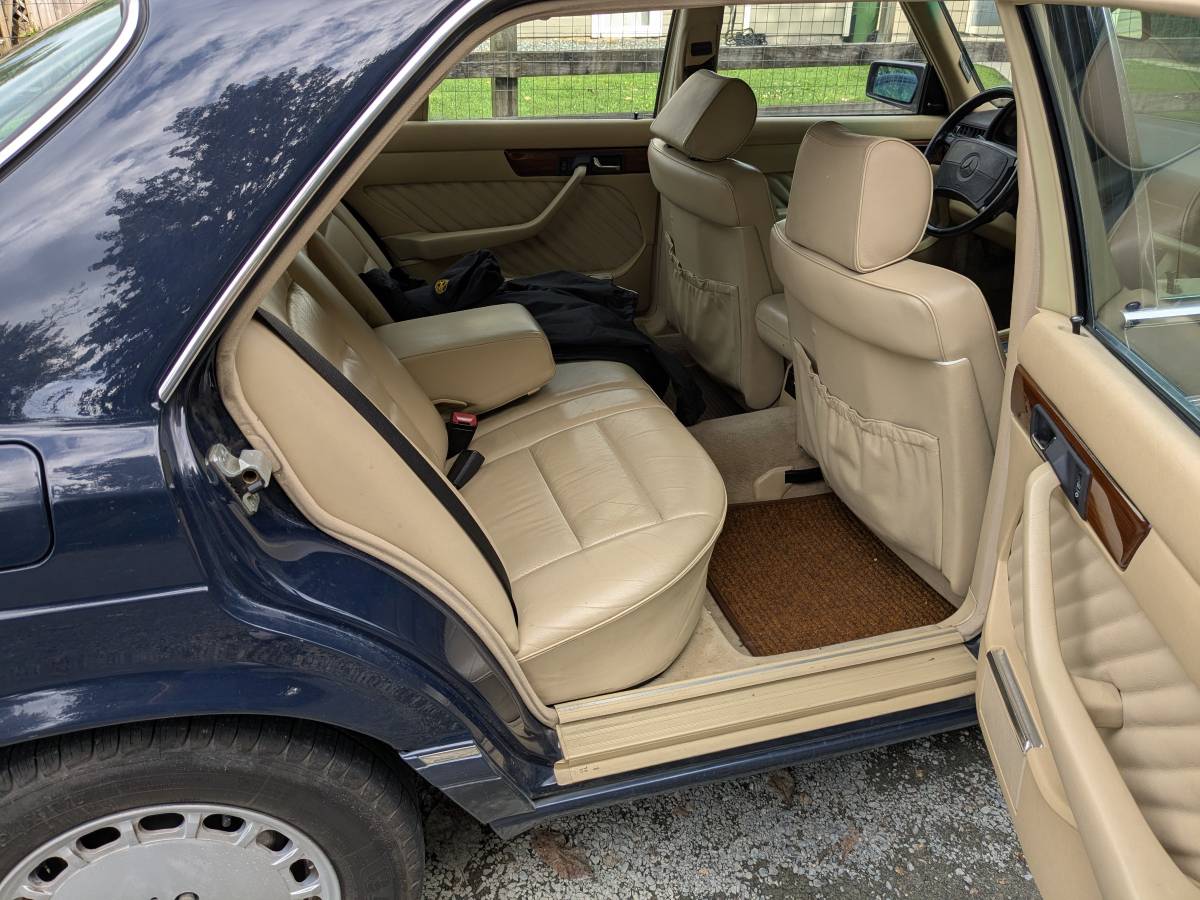 Mercedes-benz-e-class-1990-blue-5