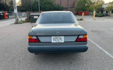 Mercedes-benz-e-class-1990-silver-1