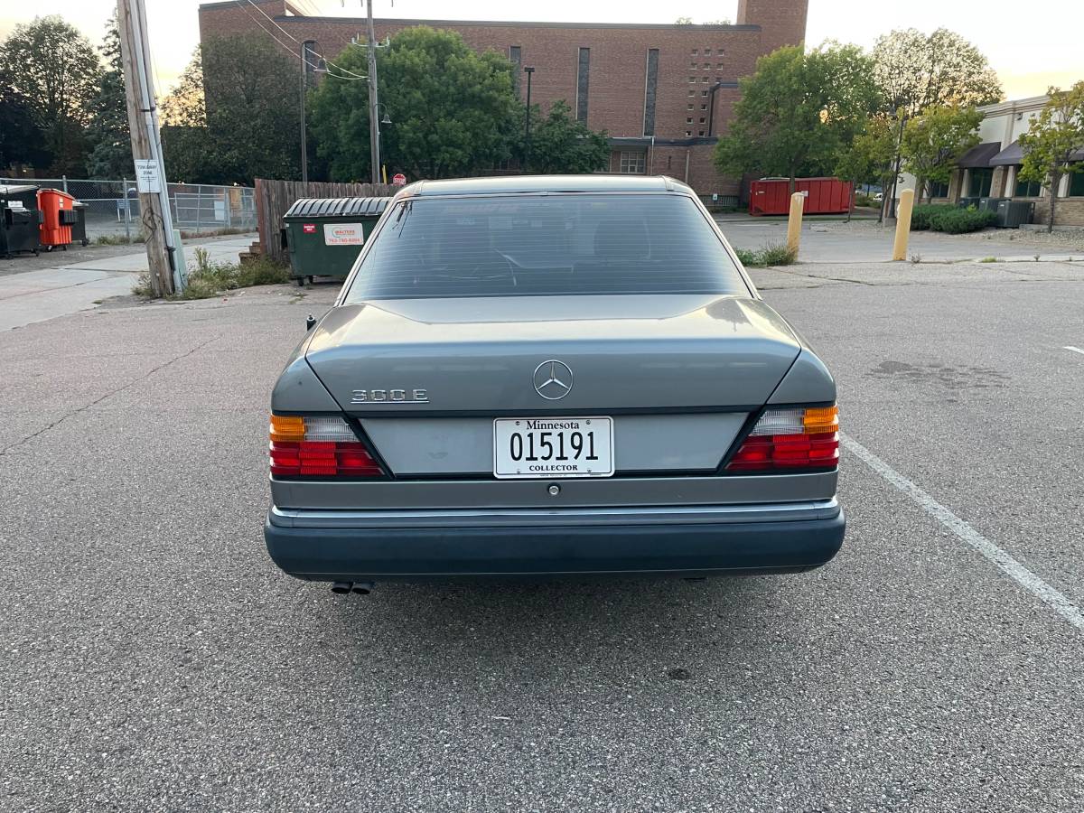 Mercedes-benz-e-class-1990-silver-1