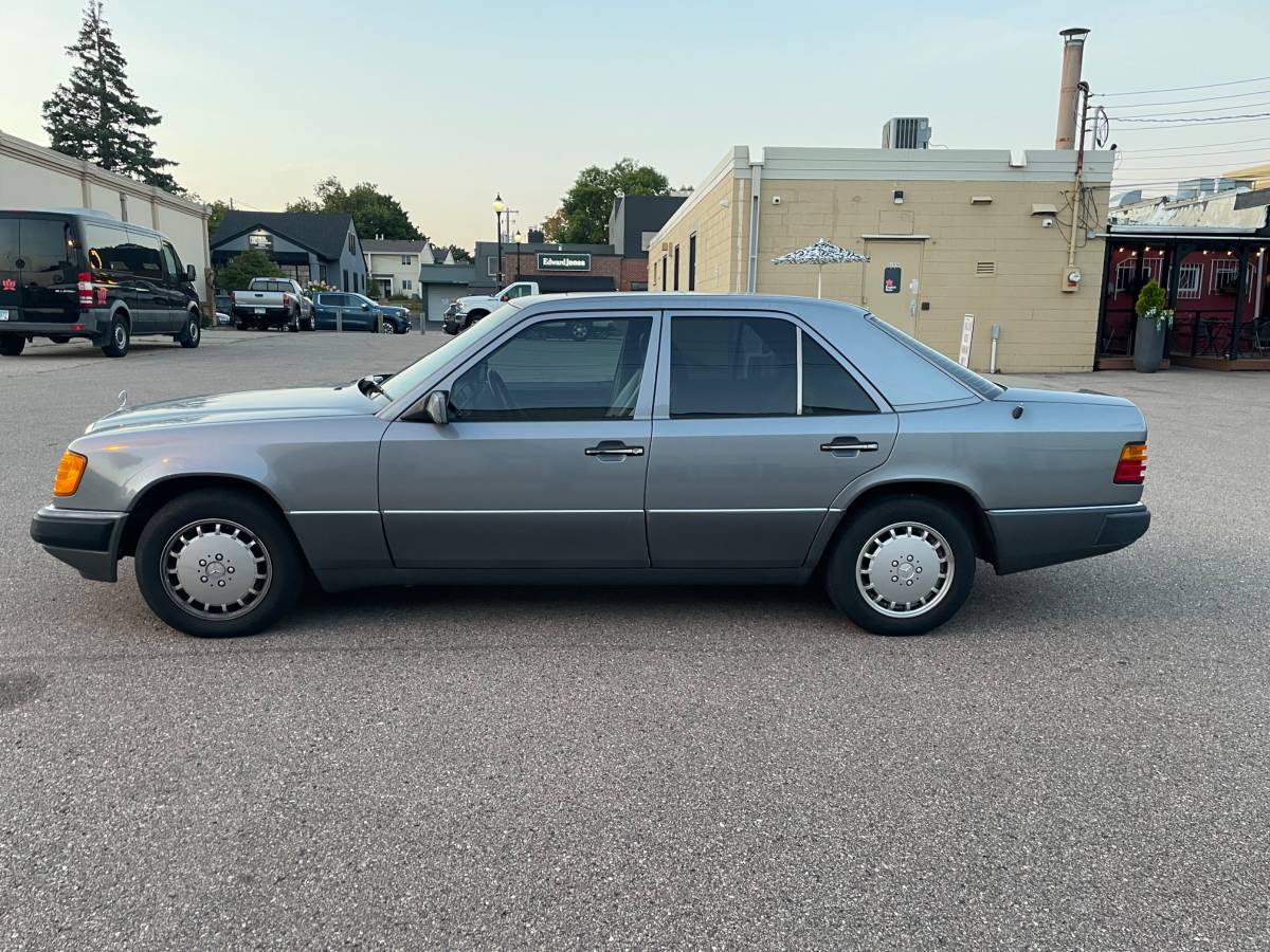 Mercedes-benz-e-class-1990-silver-3
