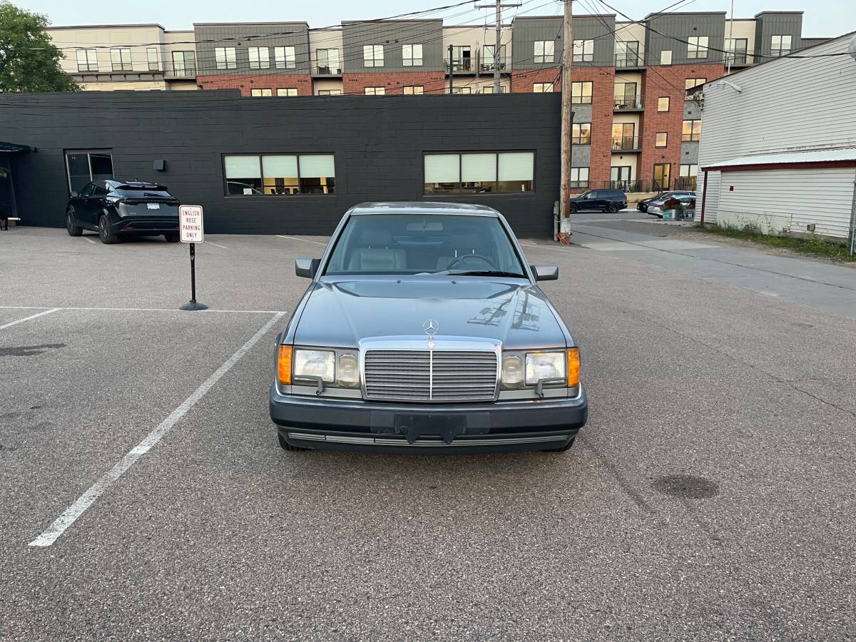 Mercedes-benz-e-class-1990-silver
