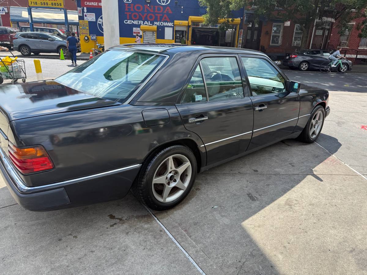 Mercedes-benz-e-class-1992-3