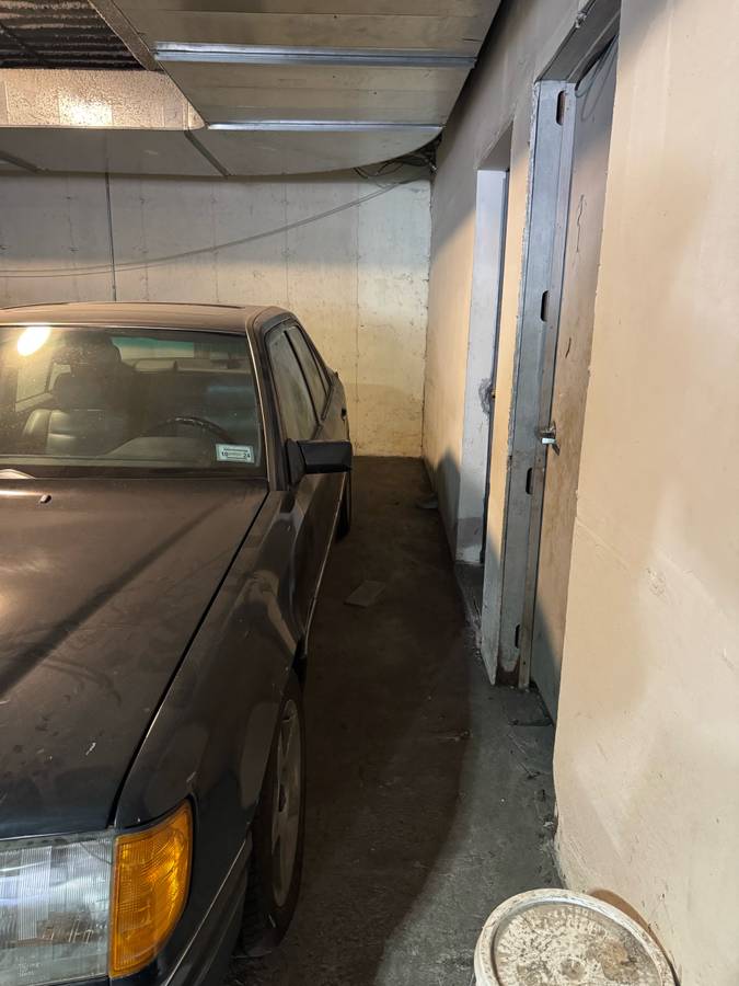 Mercedes-benz-e-class-1992-black-2