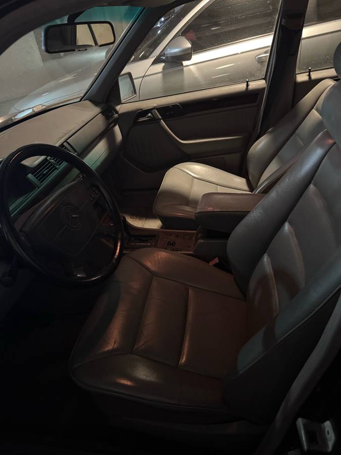 Mercedes-benz-e-class-1992-black-4